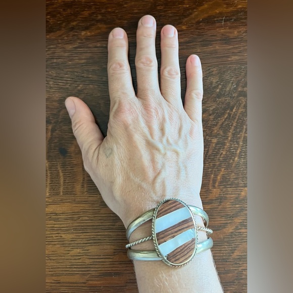 Vintage Cuff Bracelet. Gender neutral. Wood and Shell inlay. - Picture 4 of 8